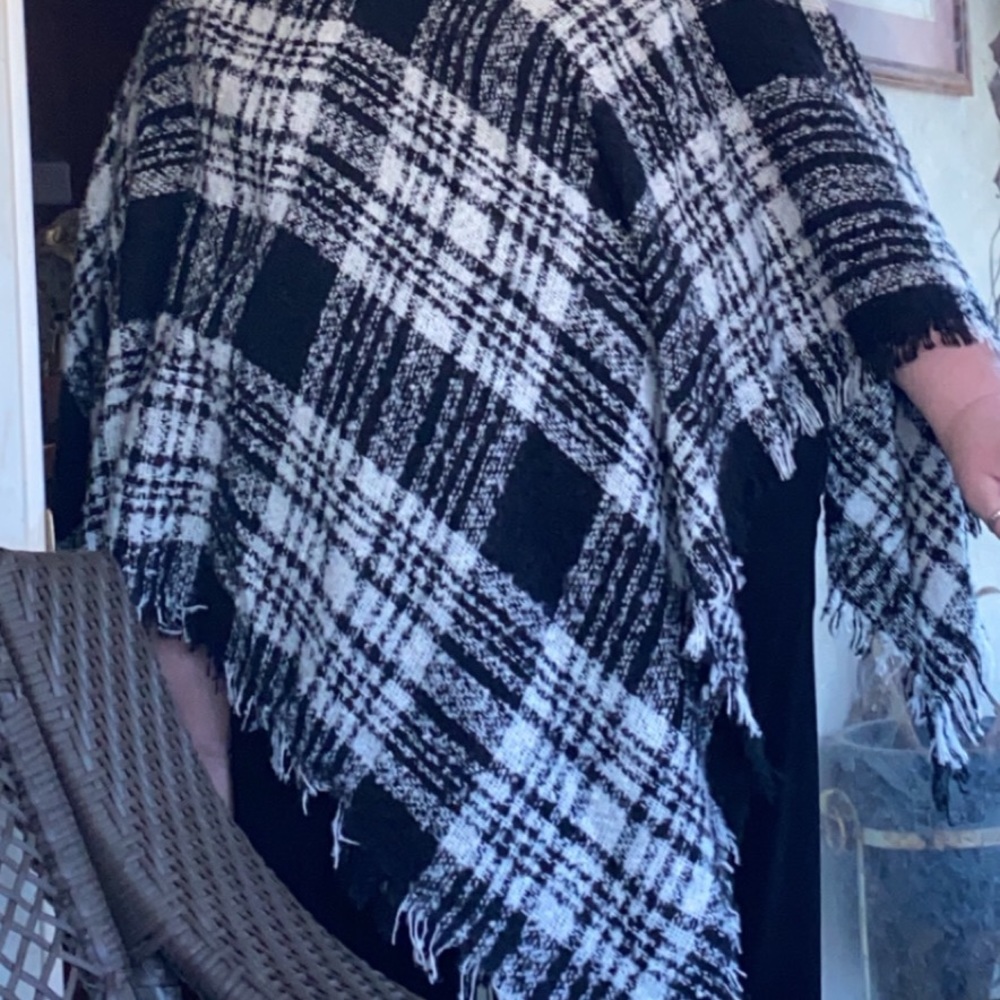 Poncho 🖤🤍